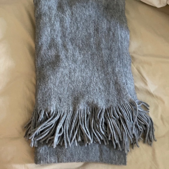 Soft grey scarf from Zara - Picture 1 of 3